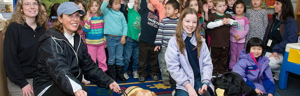 Elever, lærer og to hunde 