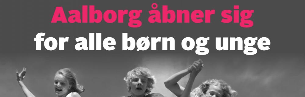 Aaben Aalborg åbner sig for alle børn og unge. Billeder viser børn der hopper med hinanden i hånden. 