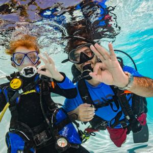 Barn og voksen dykker 